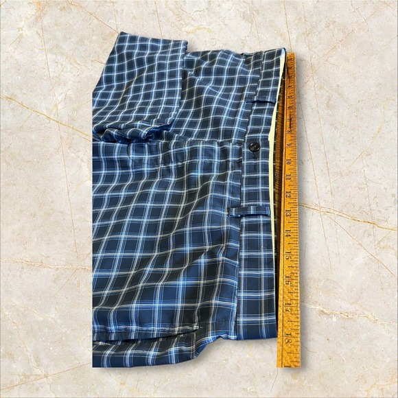 Greg Norman Men's Golf Shorts 36 Chino Gray Blue Plaid Stretch Poly Spandex EUC - Picture 7 of 8